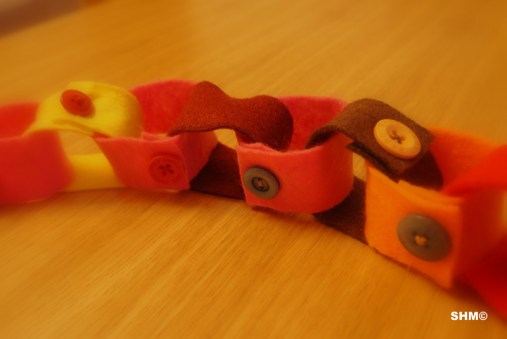 lancuch-z-filcu-i-guzikow_lm