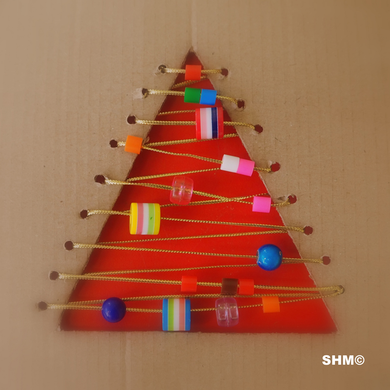 choinka-z-drucika-i-koralikow_lm